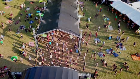 Festival-Con-Gente-Bailando-Frente-A-Un-Escenario-En-Las-Montañas-Suizas-Jura-Con-El-Dron-Filmado-Desde-El-Aire