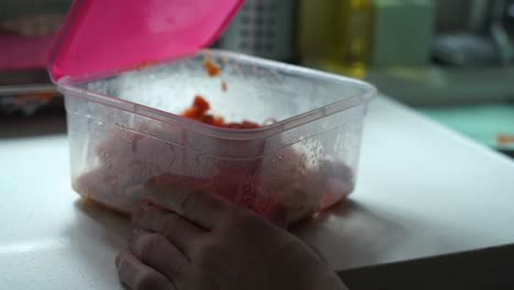 Hände,-Die-Eine-Lebensmittelbox-Aus-Plastik-Mit-Nudeln-öffnen