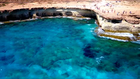 Agua-Azul-Turquesa-Cristalina-En-Las-Cuevas-Marinas-Vista-De-Ayia-Napa-Chipre