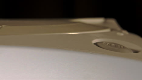 Parte-Delantera-De-La-Consola-Sega-Dreamcast-Y-El-Controlador-Se-Deslizan-Hacia-La-Izquierda
