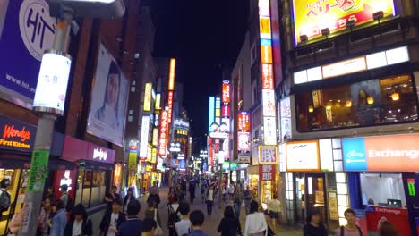 Pov-Caminando,-Famosa-Calle-Comercial-Shibuya-Con-Mucha-Gente-En-La-Noche