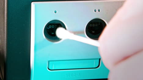 Reinigen-Der-Controller-Anschlüsse-Auf-Der-Nintendo-Gamecube-Folie-Nach-Links