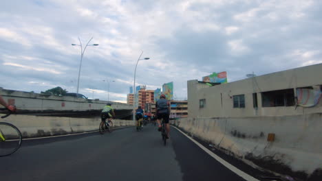 Eine-Gruppe-Von-Radfahrern,-Die-Auf-Der-Autobahn-In-Panama-Fahren