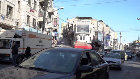 Fußgänger,-Die-Die-Straße-In-Der-Belebten-Stadtstraße-Von-Amman-überqueren