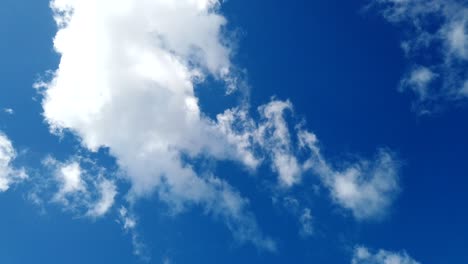 Blauer-Himmel-Mit-Weißen-Wolken