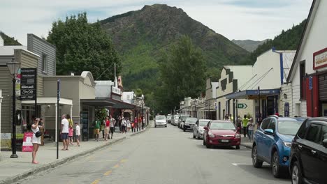 Main-street-in-Arrowtown-near-Queenstown,-New-Zealand-on-busy-Saturday-morning