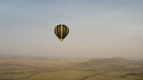 Safaris-En-Globo-Aerostático-Volando-Temprano-En-La-Mañana-Sobre-El-Valle-Del-Serengeti,-Parque-Nacional-Del-Serengeti,-Tanzania