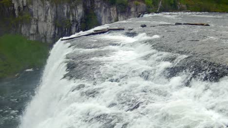 Eine-Schöne-Zeitlupenansicht-Von-Mesa-Falls-In-Idaho
