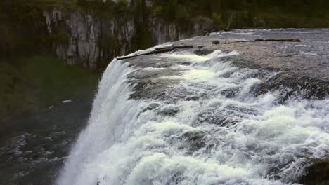 Una-Hermosa-Vista-De-Mesa-Falls-En-Idaho