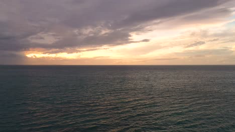 Luftaufnahme-Des-Sonnenuntergangs-über-Dem-Großen-Ozean-Durch-Tropische-Insel