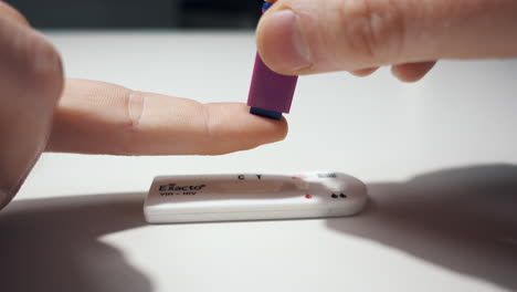 Verwenden-Einer-Lanzette-An-Einem-Finger-Für-Einen-HIV-Heimtest