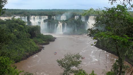 Barcos-Turísticos-En-El-Río-Iguazú-Junto-A-Las-Cataratas-Del-Iguazú,-Brasil