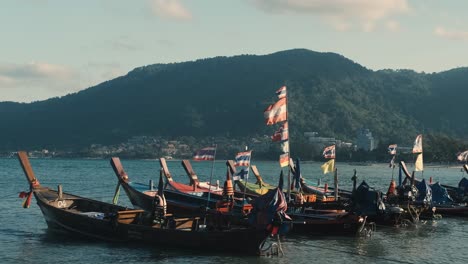 Un-Par-De-Barcos-Atracados-En-La-Playa-De-Tailandia-Durante-Un-Día-Soleado