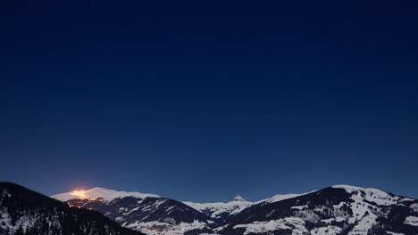 Zeitraffer-Eines-Kristallklaren-Sternenhimmels-über-Einem-Verschneiten-Skigebiet