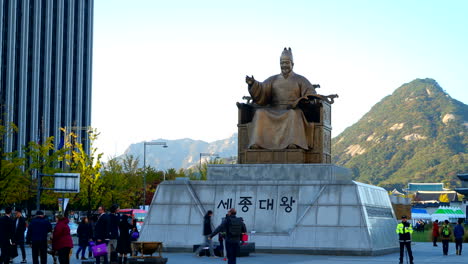 Seoul,-Südkorea---Ca.-Zeitraffer-Einer-Statue-Von-König-Sejong-In-Seoul,-Südkorea