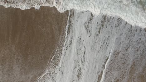 Nachmittags-Kamera-Nach-Unten-Drohnenansicht-Vom-Wasser-Und-Schäumenden-Wellen-Von-Redondo-Beach,-Kalifornien