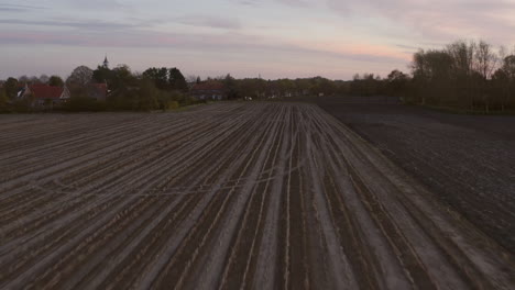 Zona-De-Agricultura-Rural,-Durante-La-Puesta-De-Sol,-Al-Suroeste-De-Los-Países-Bajos