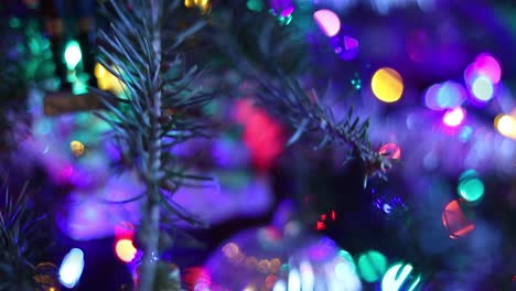 Weihnachtsbaum-Beleuchtet-Ornamente-Mit-Verschwommenem-Hintergrund