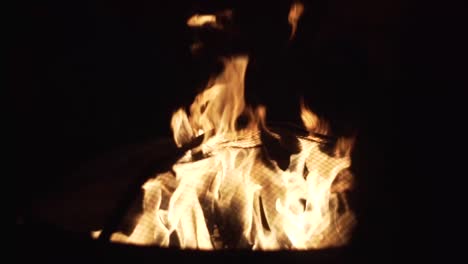Holzscheite,-Die-An-Einem-Kühlen-Sommerabend-In-Einer-Feuerstelle-Brennen