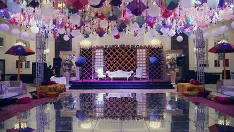 Eine-Bunt-Dekorierte-Tanzfläche-Einer-Asiatischen-Hochzeit-Mit-Beleuchtungsgitter,-Luftballons,-Drachen,-Sofas-Und-Bühne