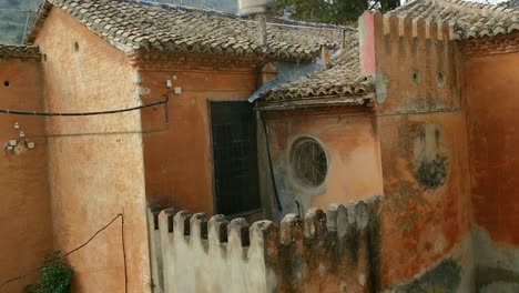 Clouse-Herauf-Altes-Traditionelles-Rotes-Haus-In-Granada,-Spanien