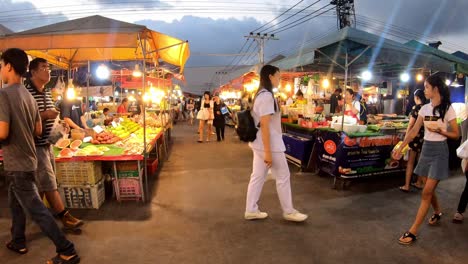 A-static-time-lapse-scene-of-a-thai-marketplace-with-local-people-buying-food,-clothing-and-other-goods,-Rayong-,-Thailand