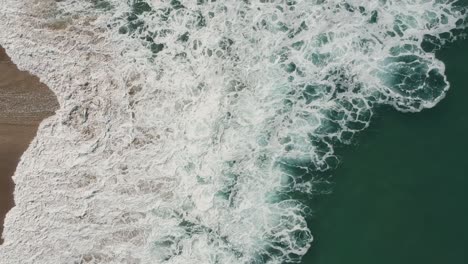 Nachmittags-Kamera-Nach-Unten-Drohnenansicht-Vom-Wasser-Und-Größere-Wellen-Von-Redondo-Beach,-Kalifornien