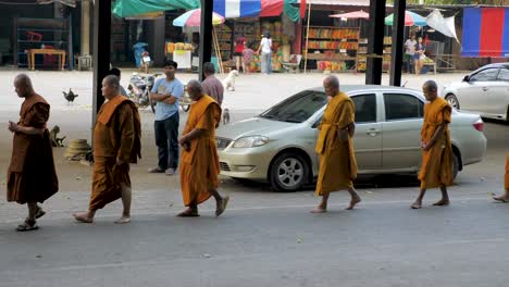Mönchswanderzeremonie-Für-Nächtliche-Meditation-In-Thailand-Sa-Kaeo-Monkey-Mountain-Temple