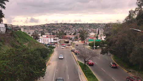 Coches-Circulando-Por-Una-Carretera-Muy-Transitada-En-Tijuana,-México,-Tomados-De-Un-Paso-Elevado