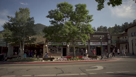 People-walking-around-a-small-town-in-the-mountains-of-Colorado