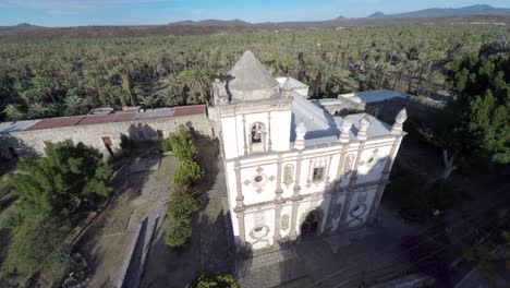 Toma-Aérea-De-Drone-De-La-Misión-Jesuita-San-Ignacio,-Municipio-De-Mulegé,-Baja-California-Sur