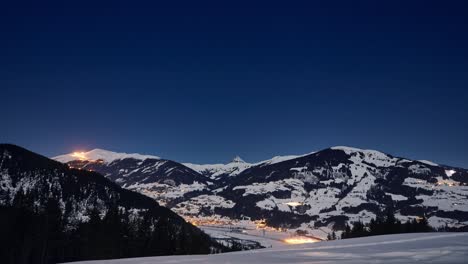 Time-lapse-of-a-snowy-mountain-panorama-of-a-ski-resort-at-night