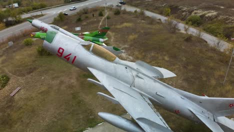 Toma-Panorámica-Aérea-Sobre-El-Museo-De-Aviones-De-Combate