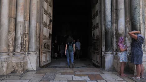 Panning-shot-of-entrance-of-The-Church-of-the-Holy-Sepulchre