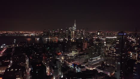 Die-Skyline-Von-New-York-Bei-Nacht,-Aufgenommen-Von-Einer-Drohne