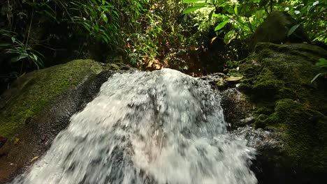 Ein-Kleiner-Wasserfall-Im-Khao-Laem-Nationalpark-Sammelt-Genug-Wasser,-Um-Ein-Kleines-Becken-Zu-Schaffen,-In-Das-Vögel-Und-Tiere-Morgens-Und-Vor-Dunkelheit-Kommen,-Um-Wasser-Zu-Trinken