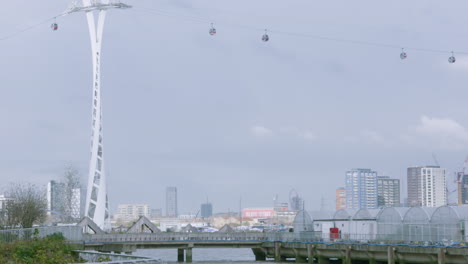 Seilbahnen-über-Die-Themse-In-London-Mit-Olympiapark-Im-Hintergrund