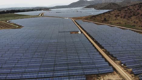 Alta-Toma-Aérea-De-Paneles-Solares-En-Una-Planta-Fotovoltaica-Gigante,-Chile-4k