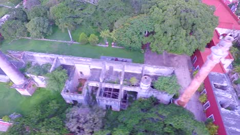 Luftbild-Mit-Drohne-Der-Ruinenfarm-San-Pedro-Chimay-Mit-2-Schornsteinen-In-Yucatan