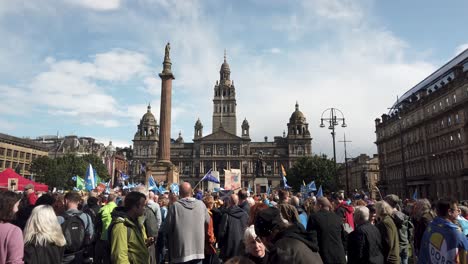 Una-Protesta-Masiva-En-Glasgow,-Contra-La-Decisión-Del-Gobierno-Británico-De-Cerrar-El-Parlamento