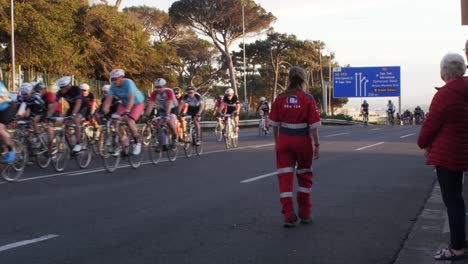 Ciclistas-Durante-El-Recorrido-En-Bicicleta-Por-Ciudad-Del-Cabo-Con-Un-Paramédico-En-Primer-Plano