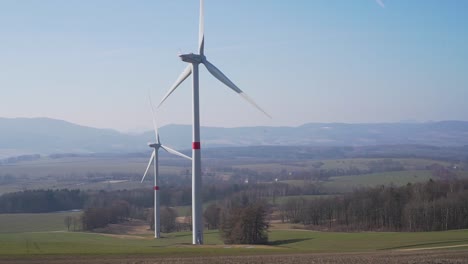 Windmühlen-Im-Feld-Mit-Hügeln-Im-Hintergrund---Panoramaaufnahme