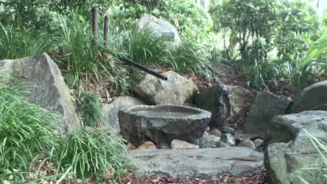 Wasser-Fließt-In-Kleine-Betonschüssel,-Japanische-Gärten,-Brisbane,-Queensland