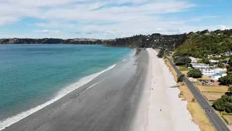 Dji-Mavic-Air-Drone-Fliegt-über-Einem-Sandstrand-Auf-Der-Insel-Waiheke-In-Neuseeland