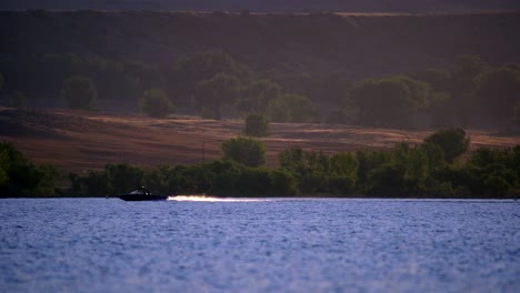 Water-sport-activities-in-Boulder-Reservoir-during-sunset