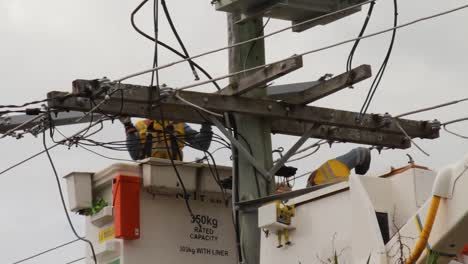 Elektroinstallateure-Arbeiten-Daran,-Umgestürzte-Stromleitungen-Von-Einem-Kürzlichen-Sturm-Zu-Reparieren