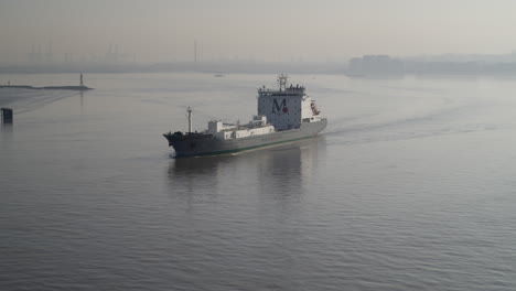 Luftbild-Von-Einem-Frachtschiff-Auf-Der-Themse,-Kent---Essex-England