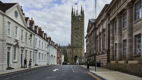 Warwick-Zeitraffer,-Blick-Auf-Die-Historische-St.-Marys-Kirche-Mit-Blick-Auf-Die-Northgate-Street-Kurz-Nach-Der-Wiedereröffnung-Nach-Straßenarbeiten-England