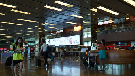Singapur---Circa-Zeitraffer:-Massen-Von-Reisenden-Reisen-Durch-Die-Korridore-Des-Flughafens-Singapur-Changi