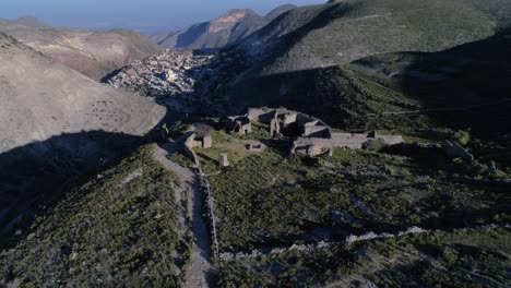 Toma-Aérea-De-Las-Ruinas-Del-Antiguo-Edificio-De-La-Aduana-En-El-Cerro-Apache,-Real-De-Catorce,-San-Luis-Potosi,-México